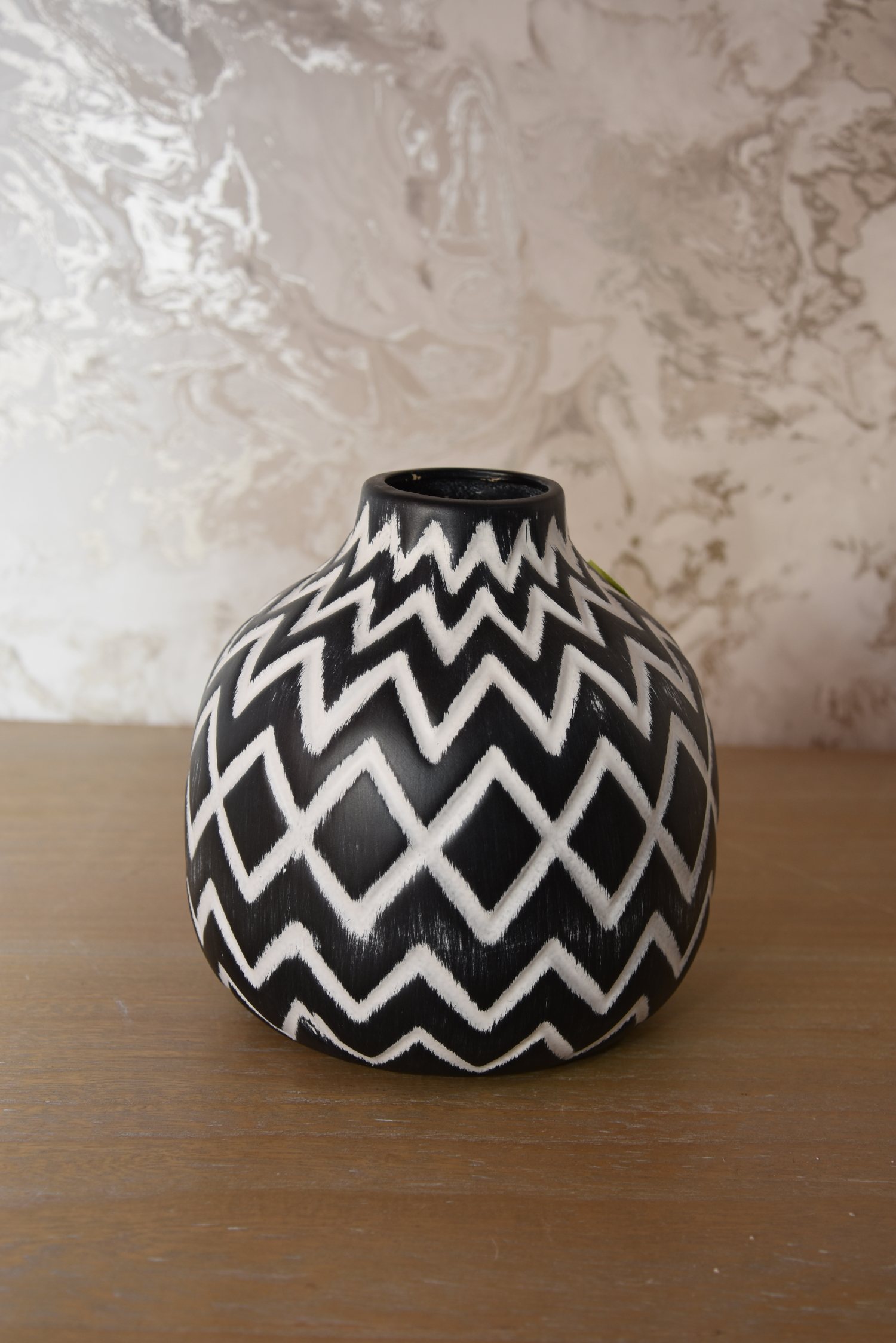 Zic-zac black & white vase