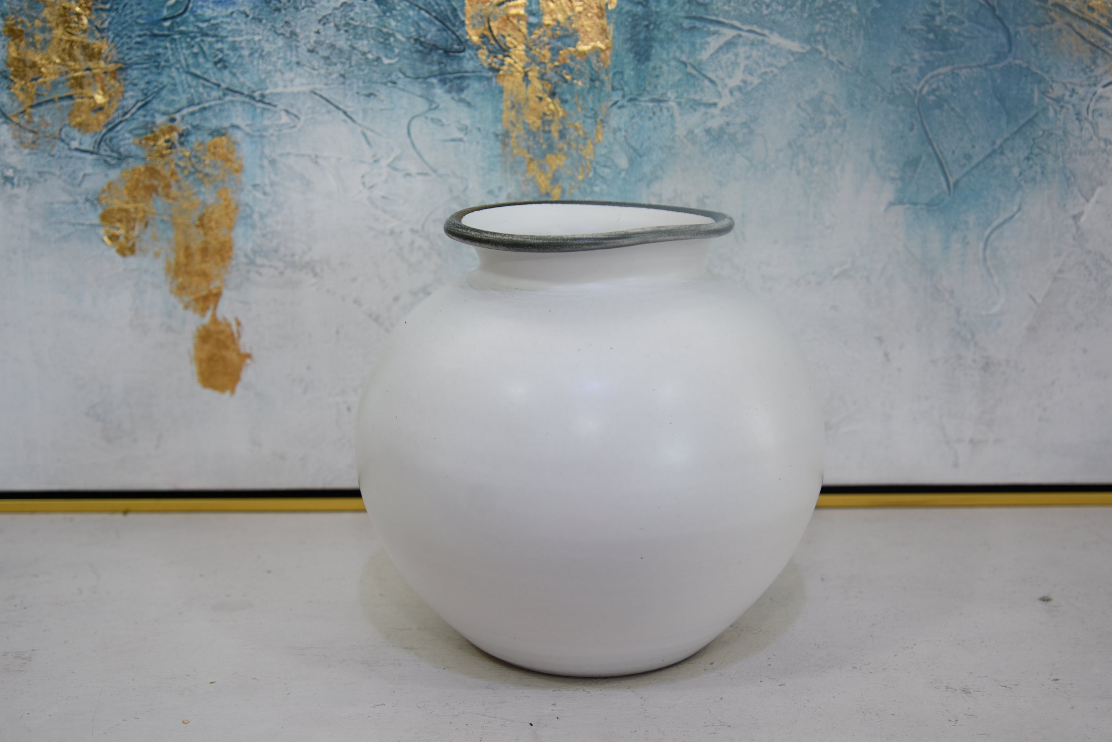 Round White pottery art vase