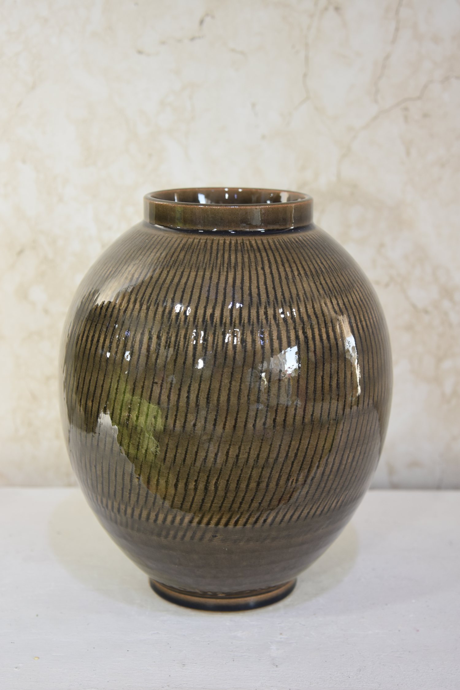 Pottery round vase